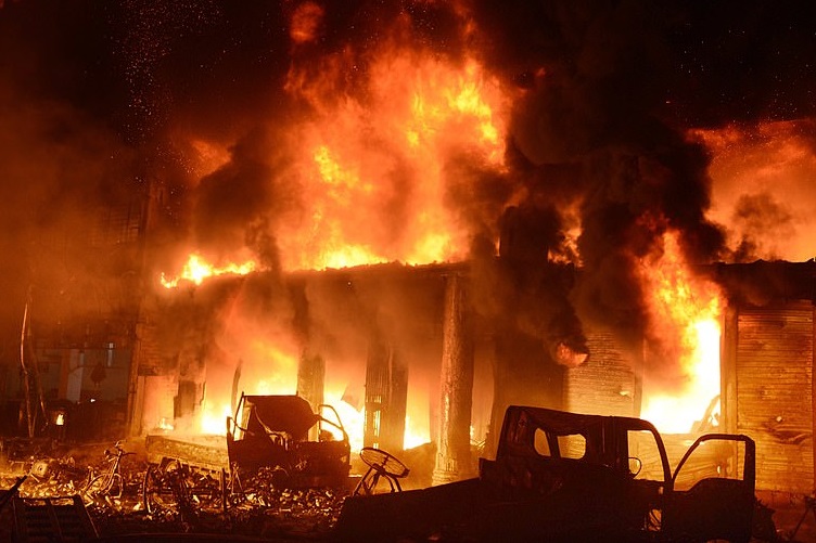 Mơ cháy nhà đánh con gì?